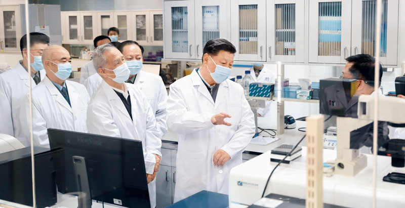 2020年3月2日，中共中央总书记、国家主席、中央军委主席习近平在北京考察新冠肺炎防控科研攻关工作。这是习近平在军事医学研究院重大疫情应急防控药物研究室了解疫苗和抗体研制情况。 